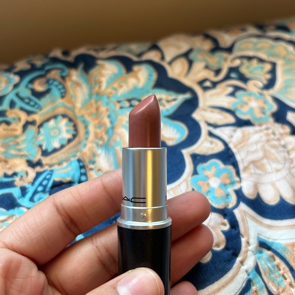 *SOLD* MAC lipstick in Hug Me - Picture 2 of 5
